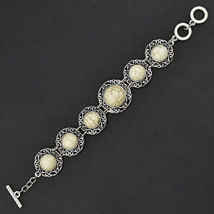 Браслет жіночий сріблястого кольору з бежевими камінчиками оголитий застібка тогл завдовжки 22 см ширина 20 мм