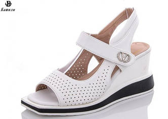 Білі босоніжки жіночі модні Башилі на танкетці на застібку-липучку еко-шкіра з перфорацією