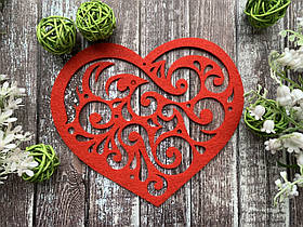 Декоративне серце з фетру "Ажур" 12 х 16 см червоного кольору