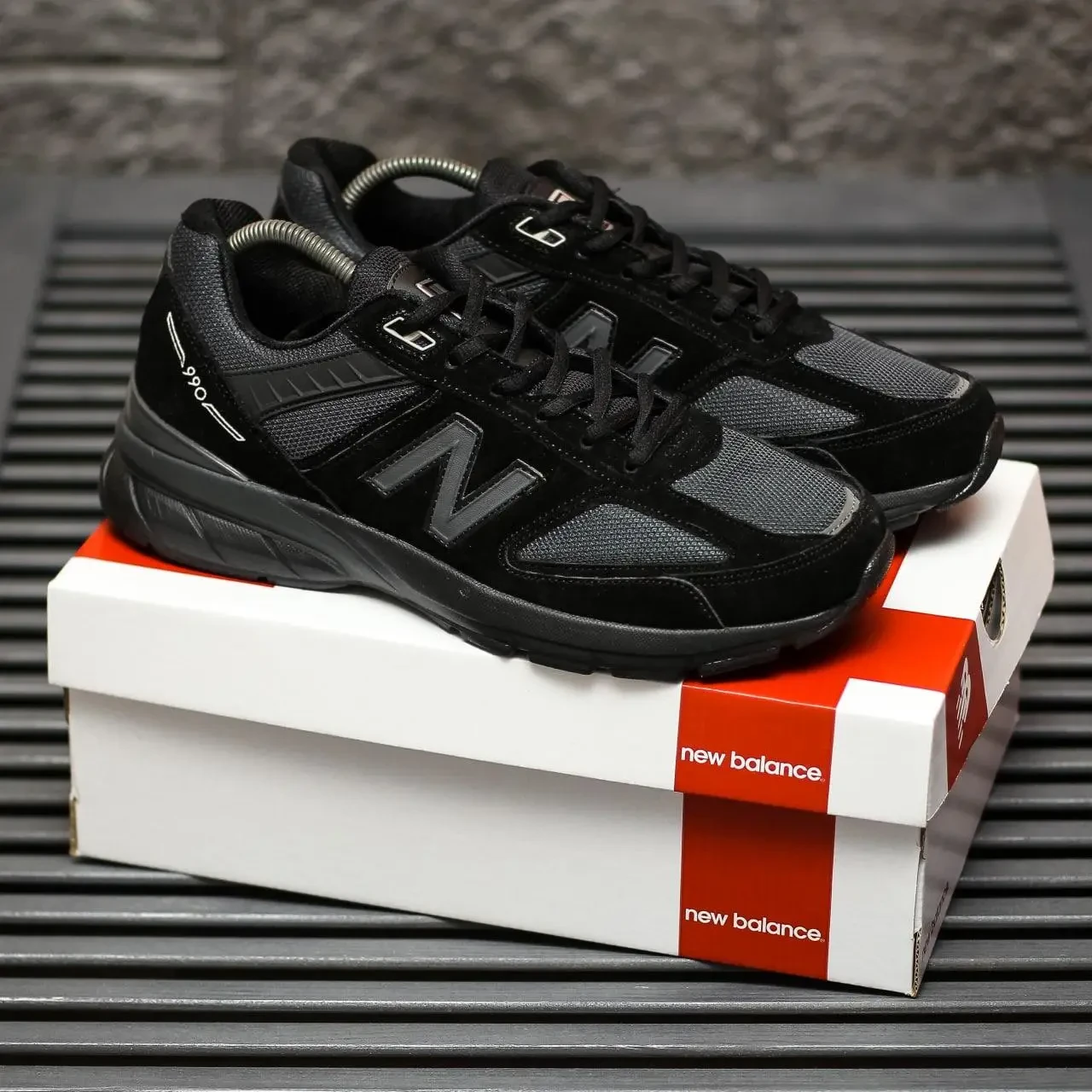 Harga new balance black hotsell