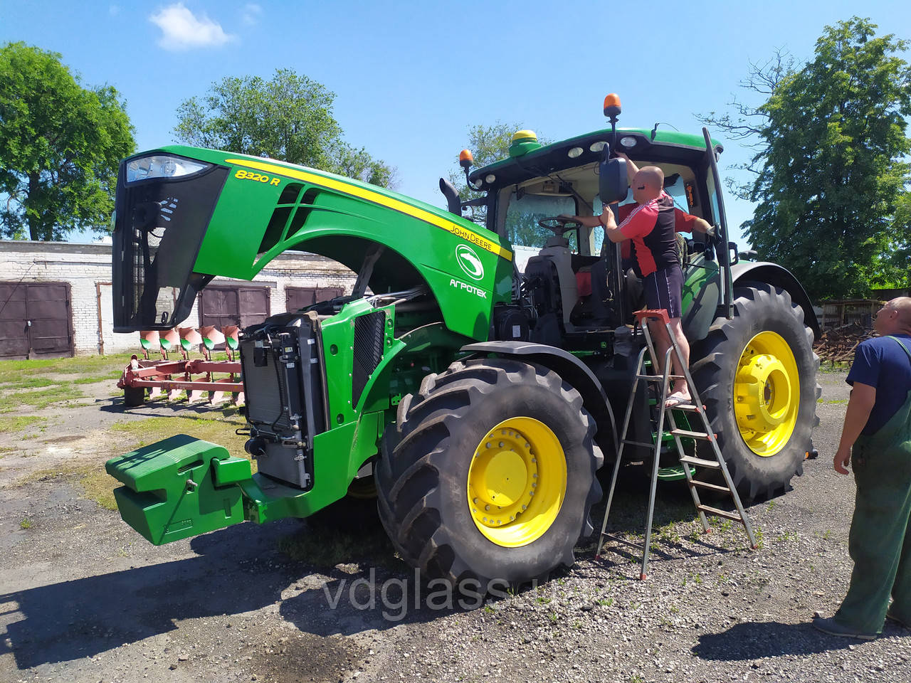 John Deere 8320R, 8245R, 8270R, 8295R, 8335R, 8345R, 8370R лобове скло на трактор, триплекс