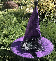 Шляпа фиолетовая с розой и перьями