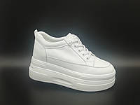 Білі кросівки. Маленькі розміри (34,35).