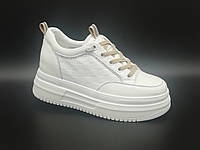 Світлі кросівки. Маленькі розміри (34, 35, 36).