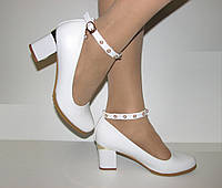 Белые туфли женские лаковые на среднем каблуке ремешок размер 39