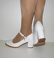 Белые туфли женские лаковые средний устойчивый каблук ремешок размер 39