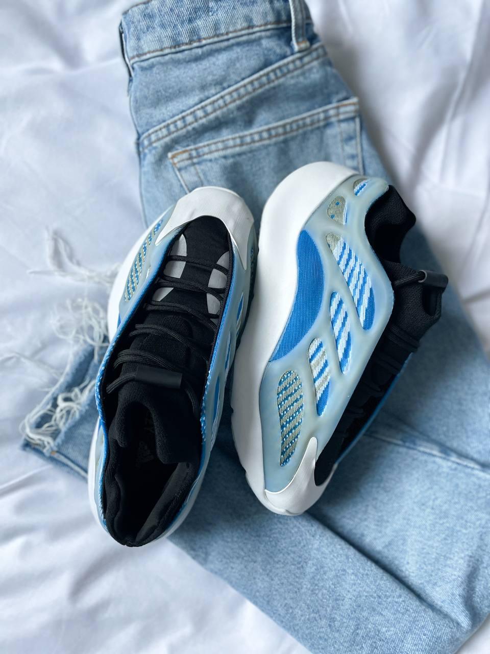 Жіночі кросівки Adidas Yeezy Boost 700 V3 Arzareth (блакитні/сині з чорним) спортивні кроси К3548 топ