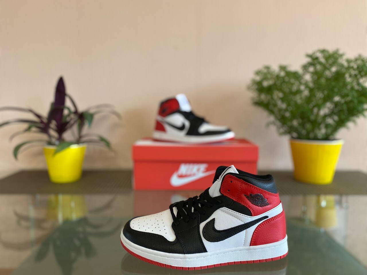 Жіночі високі кросівки Nike Air Jordan 1 Retro (чорно-біло-червоні) D296 якісні спортивні топ
