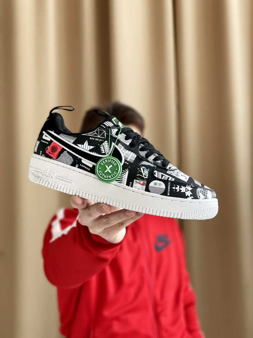 Чоловічі кросівки Nike Air Force 1 Low Worldwide (чорні з білим) низькі модні кеди з малюнками J3520 топ