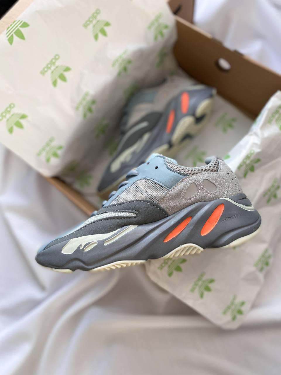 Чоловічі кросівки Adidas Yeezy 700 V1 Inertia (сірі з блакитним) круті модні демі кроси YE068 топ, фото 1