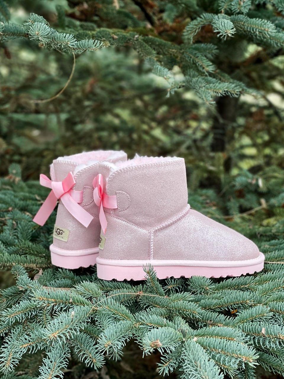 Жіночі зимові чоботи UGG (рожеві) короткі красиві модні уги з бантиком ззаду J2027 топ