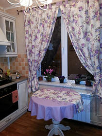 Шторы в стиле прованс на кухню. Портьеры на петлях, похваты и скатерть с ткани компаньона, прямоугольная салфетка дополнила комплект. 
