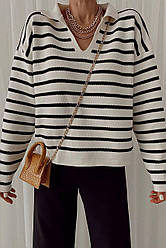 Білий в'язаний жіночий светр поло в чорну смужку вільного фасону з сорочковим коміром оверсайз