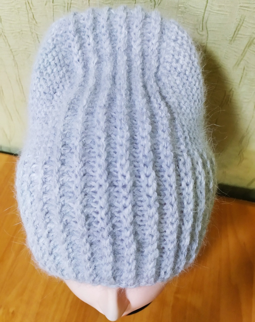 Світло сіра зимова жіноча шапка з  пуху норки. Ручна робота