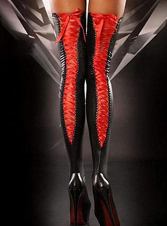 Високі латексні панчохи на шнурівці червоного кольору