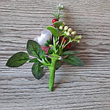 Брошка-бутон'єрка з бордовою й рожевою трояндою, білою шипшиною й евкаліптом., фото 5