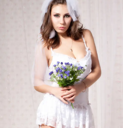 Прозоре білого кольору мініплаття нареченої з фатою