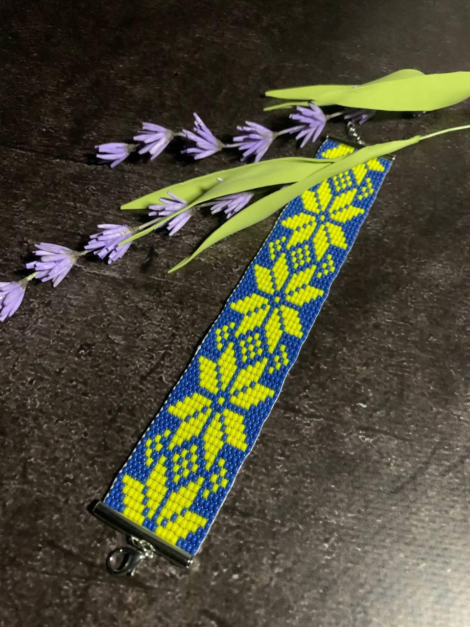 Браслет із бісеру Жовті квіти на синьому тлі16*4 см прикраси ручної роботи