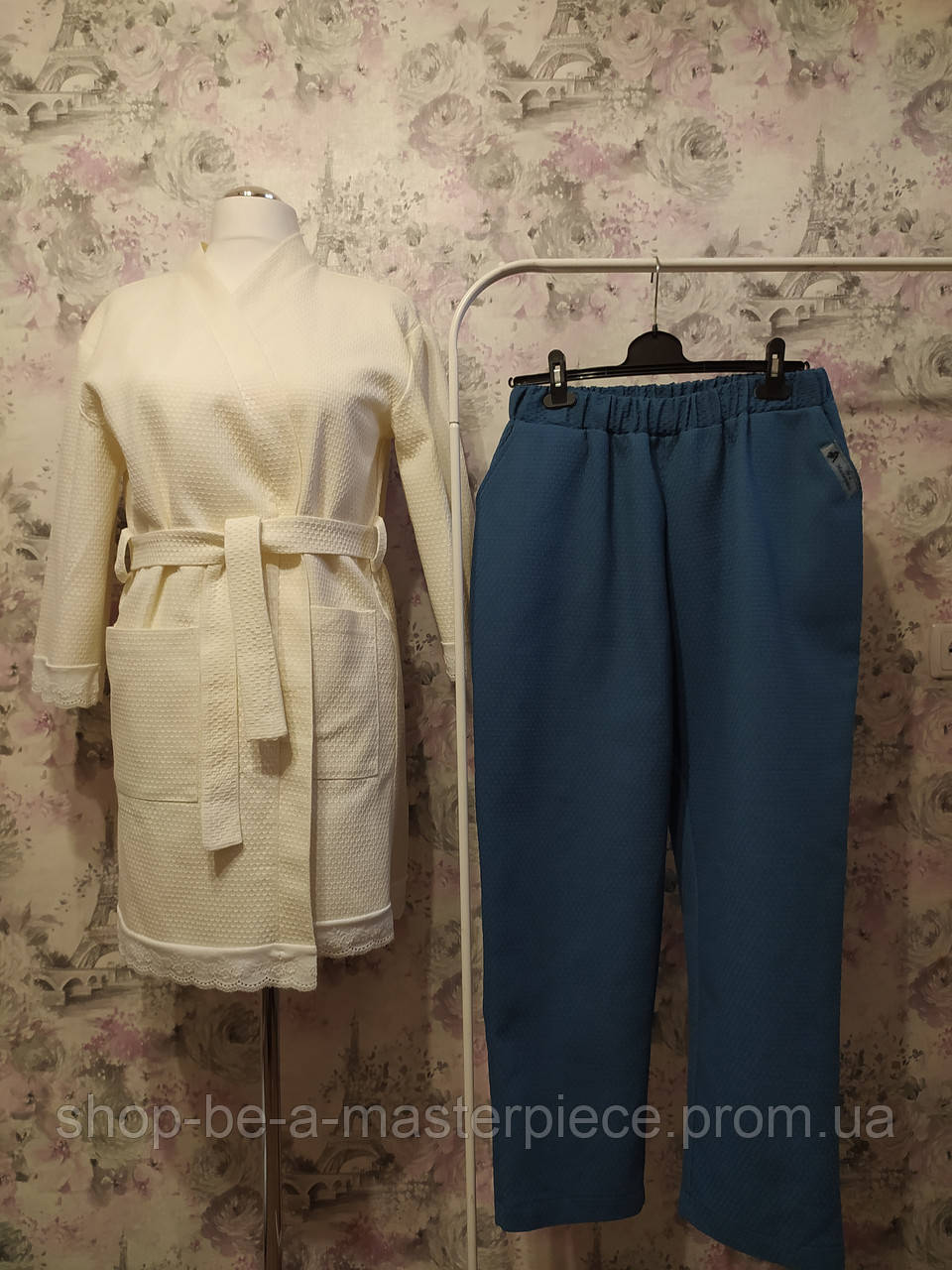 Жіночий вафельний домашній комплект двійка молочний халат із мереживом штани синій костюм піжама 42