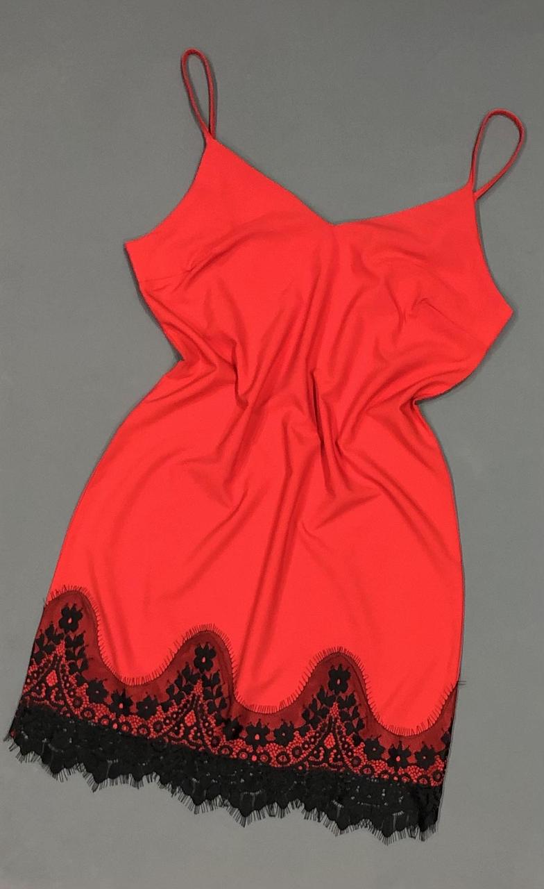 Червоний пеньюар із чорним мереживом, пеньюари та нічні сорочки.