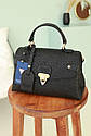 Жіноча сумка саквояж чорна дамська брендова сумочка з ремінцем через плече чорного кольору, фото 3