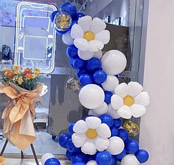 Арка гірлянда з повітряних куль Синій та ромашки