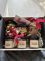 Сладкий подарочный набор с медом и орешками