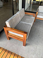 М'який прямий диван нерозкладний Рондо з дерев'яними підлокітниками на основі з масиву ясена, під замовлення