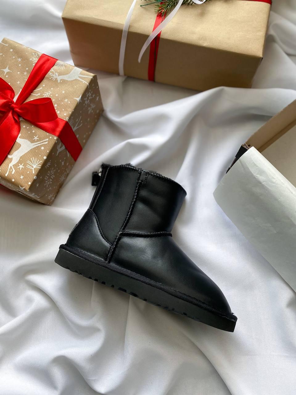Жіночі угги UGG Classic Mini Zip Boot Black (c мехом) 10314