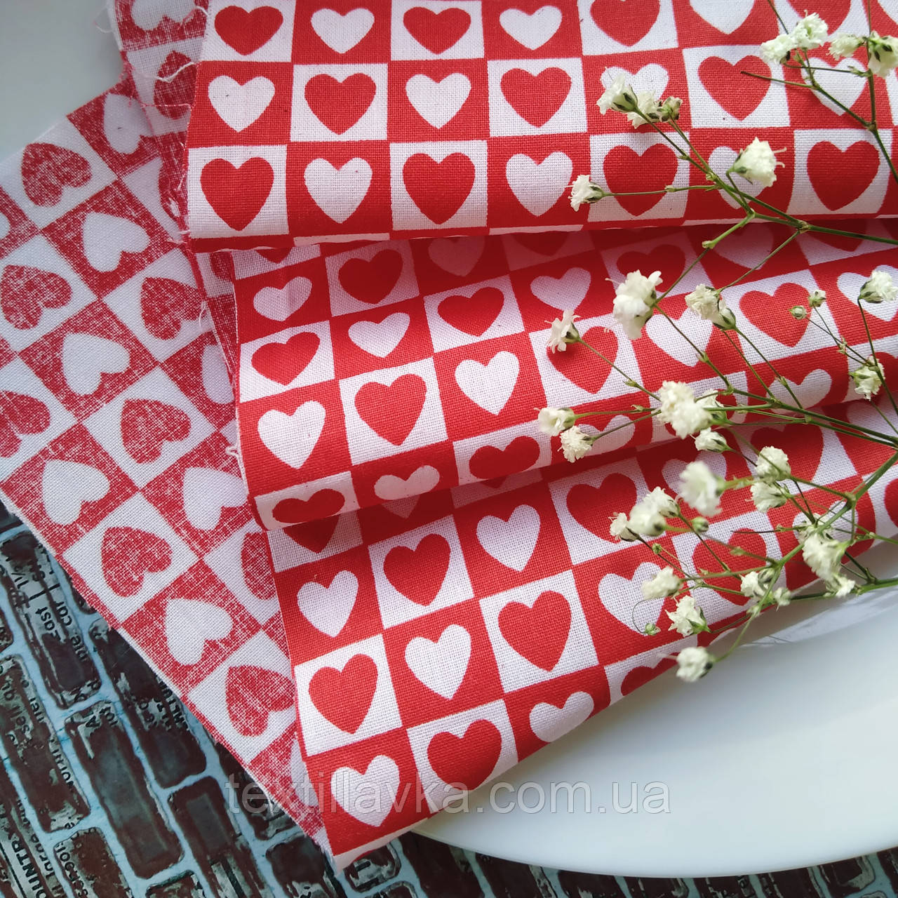 Тканина бавовна для рукоділля червоно-білі сердечка в квадратиках