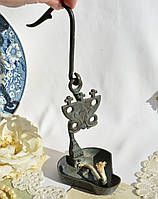 Підвісна антикварні олійна лампа, Італія, виконана майстерними майстрами ливарного справи з бронзи.