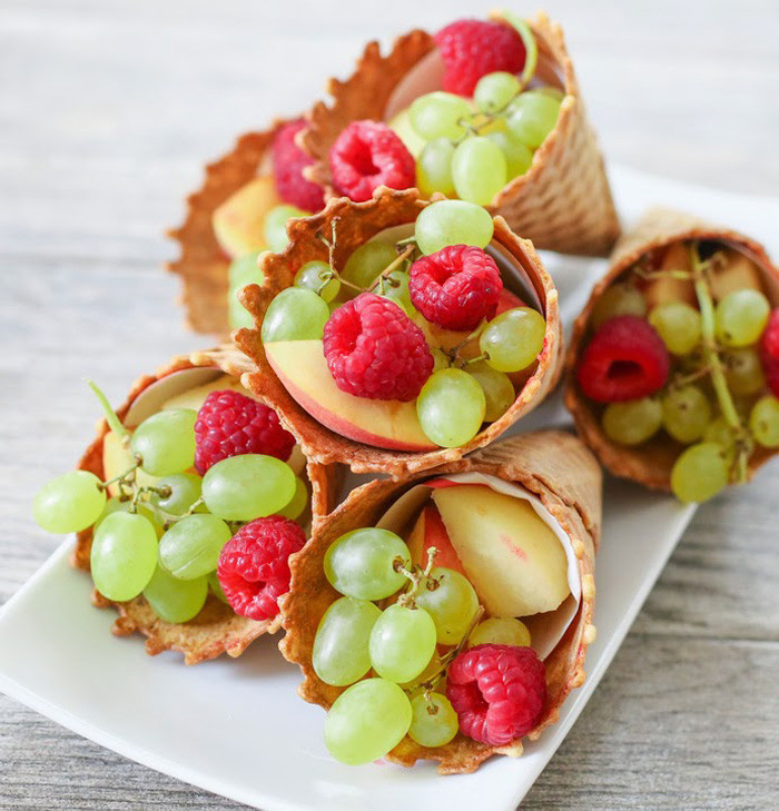 Вафельні ріжки з фруктами