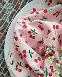 Тканина французька бавовна для рукоділля маленькі вишеньки на світло-рожевому тлі, фото 2