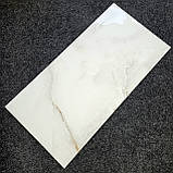 Глянцева плитка під мармур із бежевим прожитком у стилі онікс 120х60 Керамараніт, фото 5