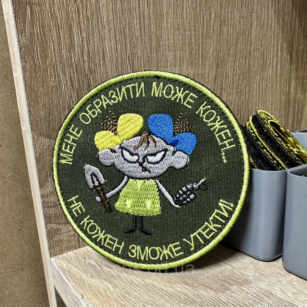 №212 Шеврон "Мене образити може кожен... Не кожен може утекти" олива 9 см