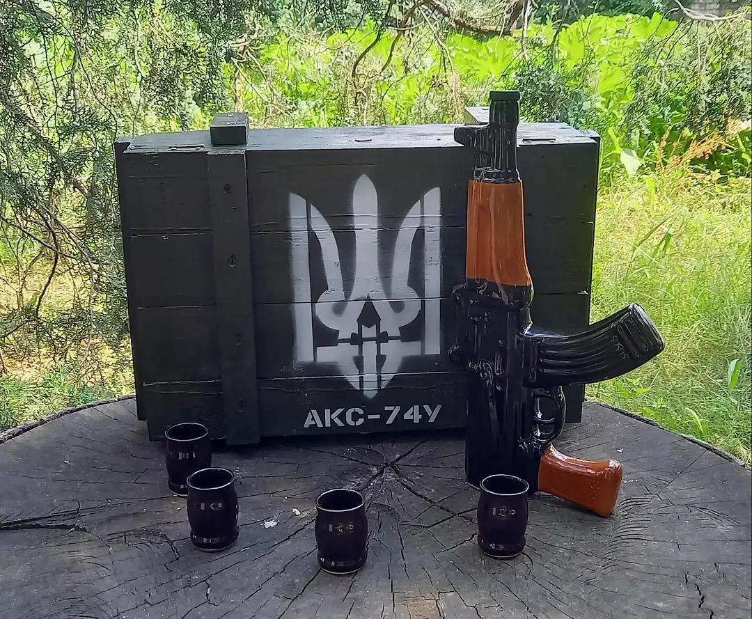 Автомат Калашникова "АКС-74У" набір для алкоголю у дерев'яному ящику - подарунок для військових чоловіків