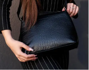 Кросбоді-сумка чорна зі зміїним принтом для дівчат якісна стильна через плече ділова 20х24х7 см MR