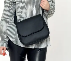 Модна чорна жіноча кросбоді-сумка стильна 20х24х7 см екошкіра на щодень невеликого розміру MR