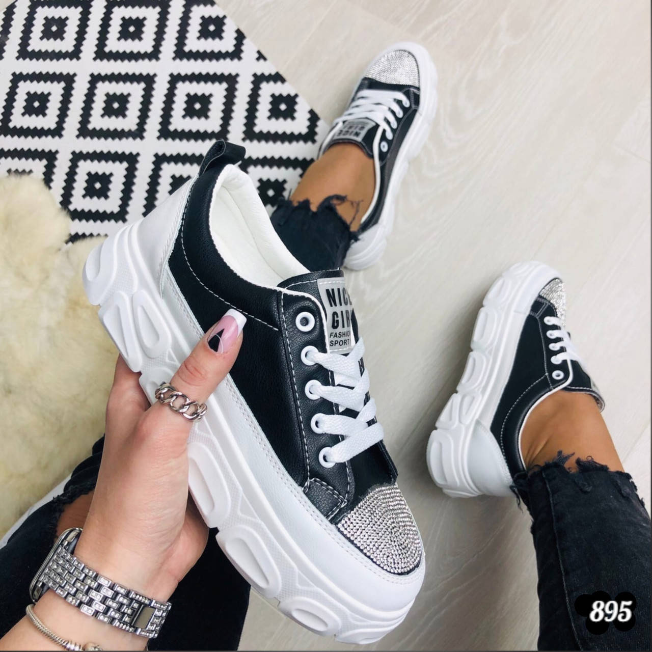 

Женские черные кеды на высокой подошве