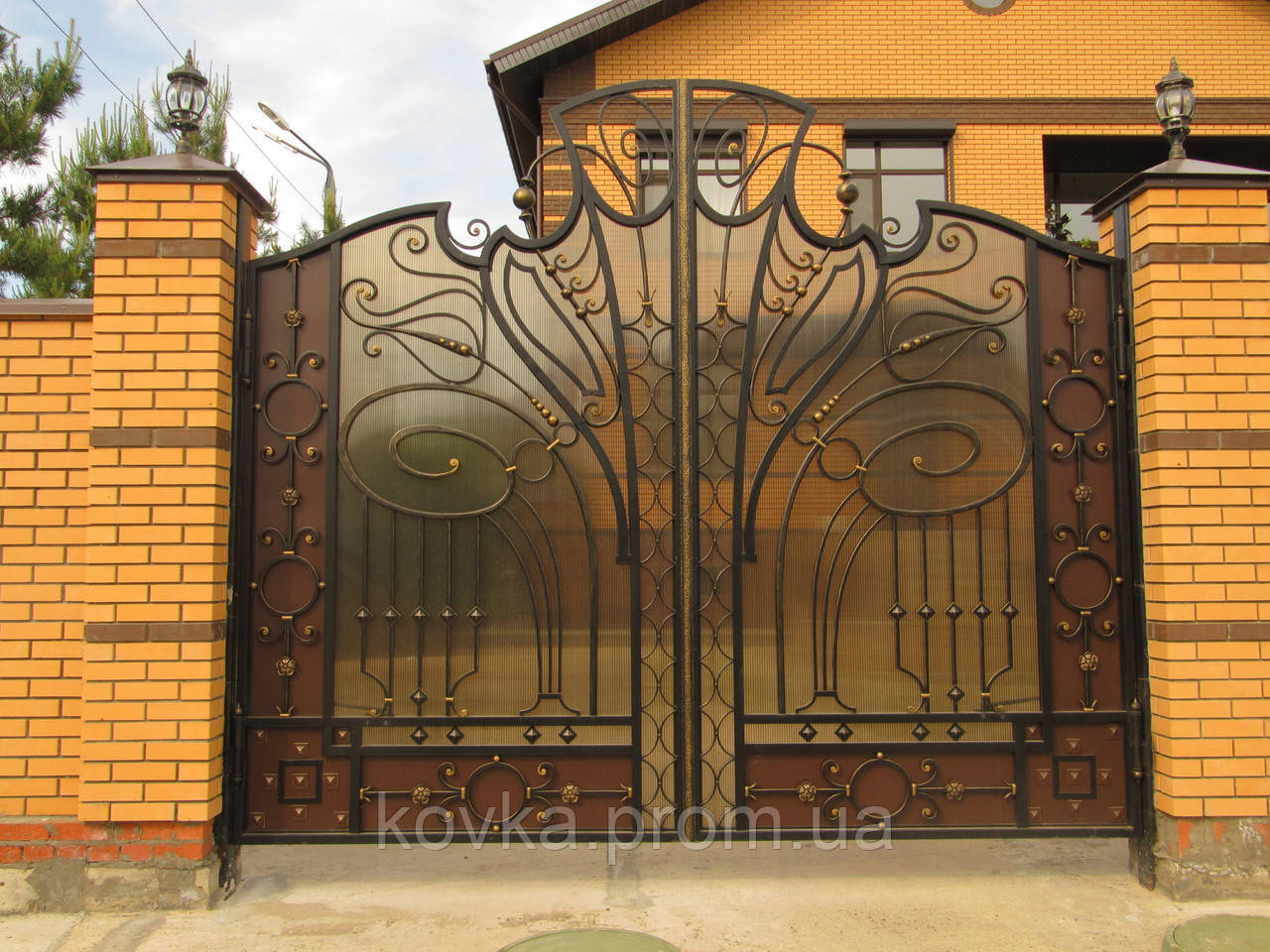 Кованые распашные ворота с поликарбонатом, код: 01044 - фото 1 - id-p294062663
