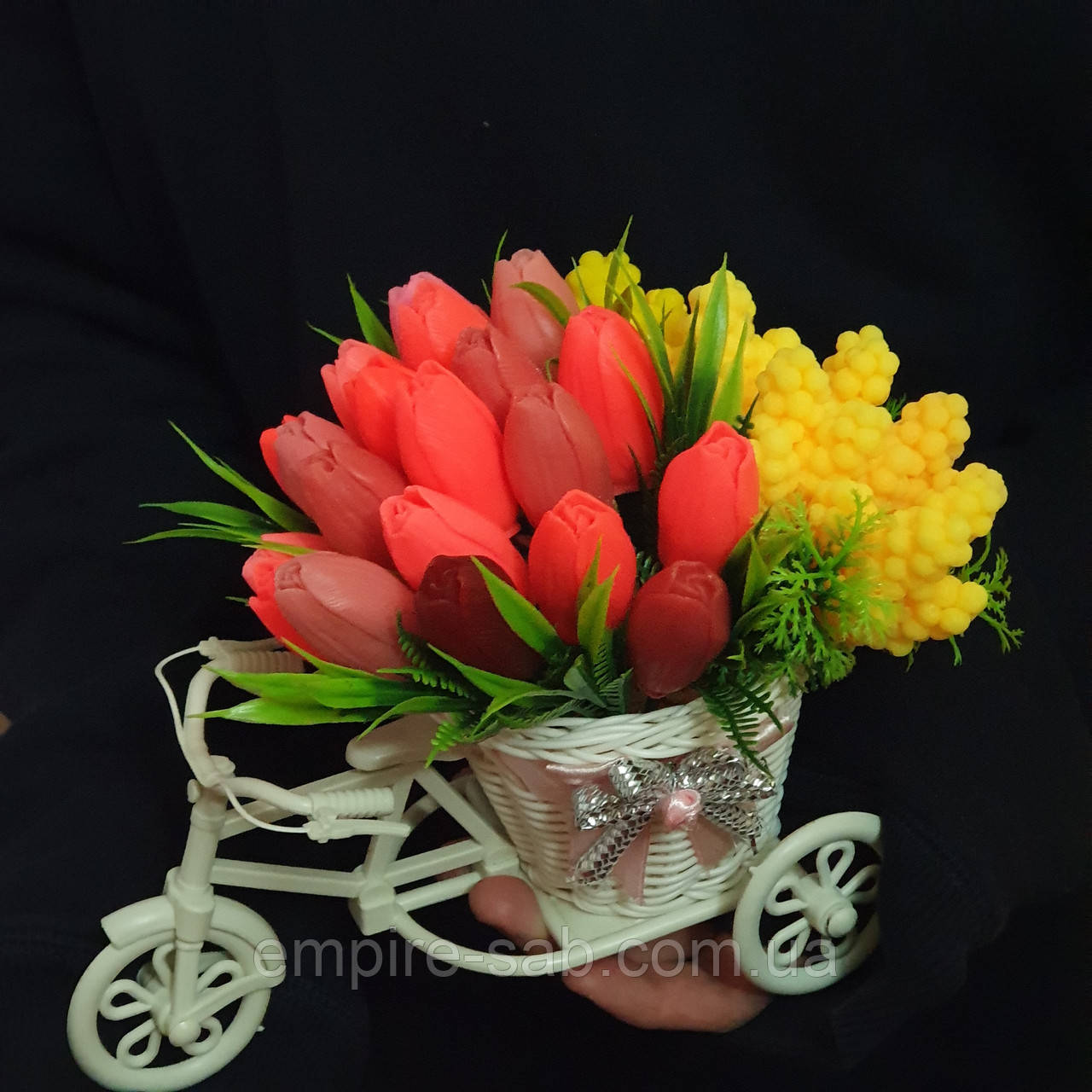 Букет квітів із мила ручної роботи  в кашпо