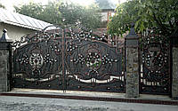 Кованые распашные ворота с калиткой, код: 01049