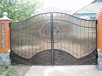 Кованые распашные ворота с поликарбонатом, код: 01050