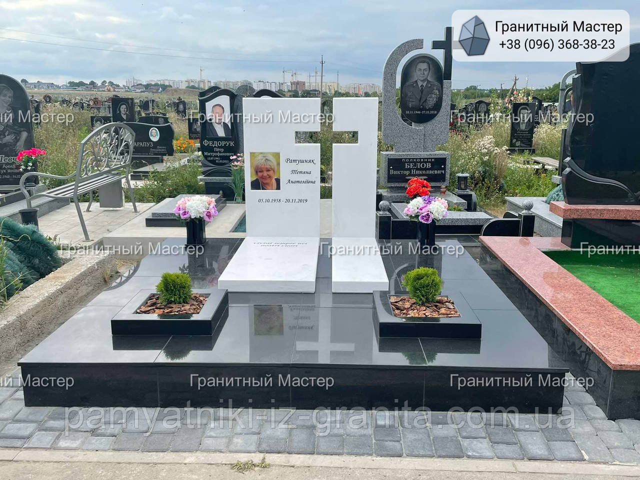 Оригінальний елітний пам'ятник жінці з білого мармуру та чорного граніту № 136