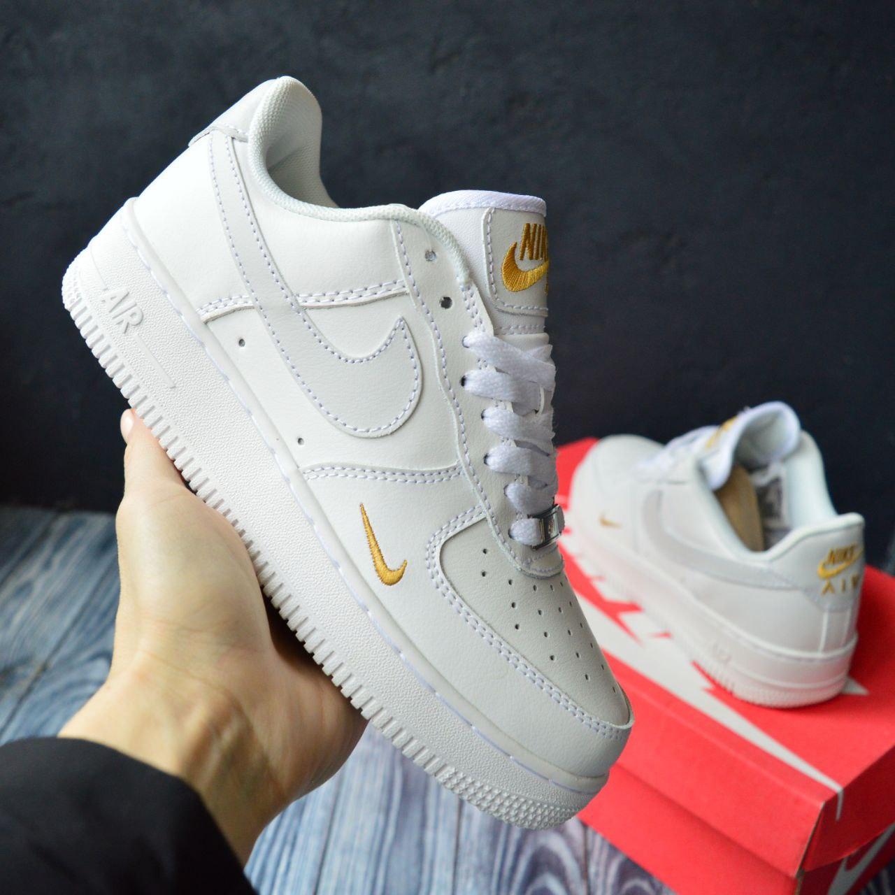Кросівки жіночі з золоти лого Nike Air Force 1. Модне жіноче взуття Найк Аір Форс 1.