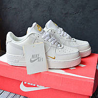 Кросівки жіночі з золоти лого Nike Air Force 1. Модне жіноче взуття Найк Аір Форс 1., фото 5