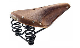 Сідло Brooks B67 Коричневе для комфортної велоподорожі з шкіряним верхом та пружинами.