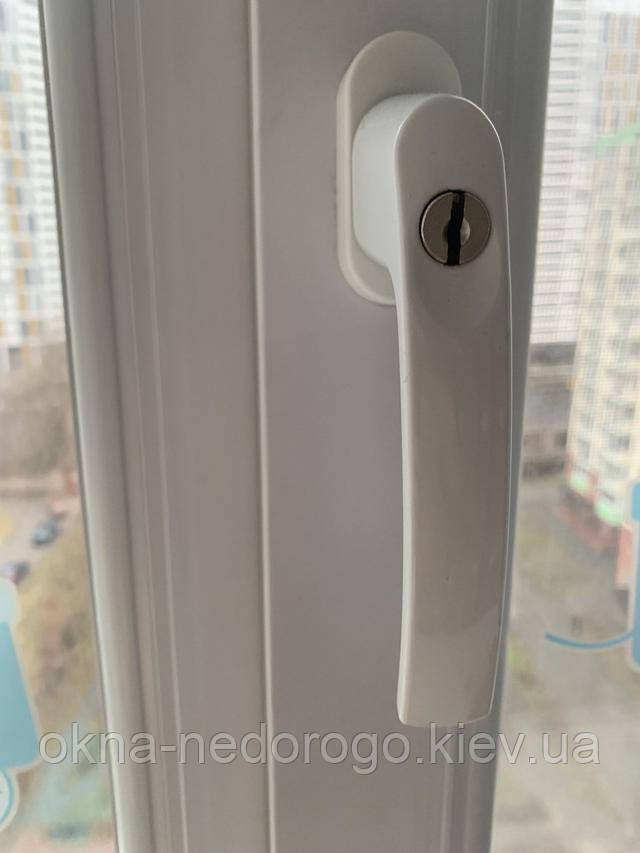 Захист на пластикові вікна від дітей - віконна ручка с замком фото Вікна Недорого