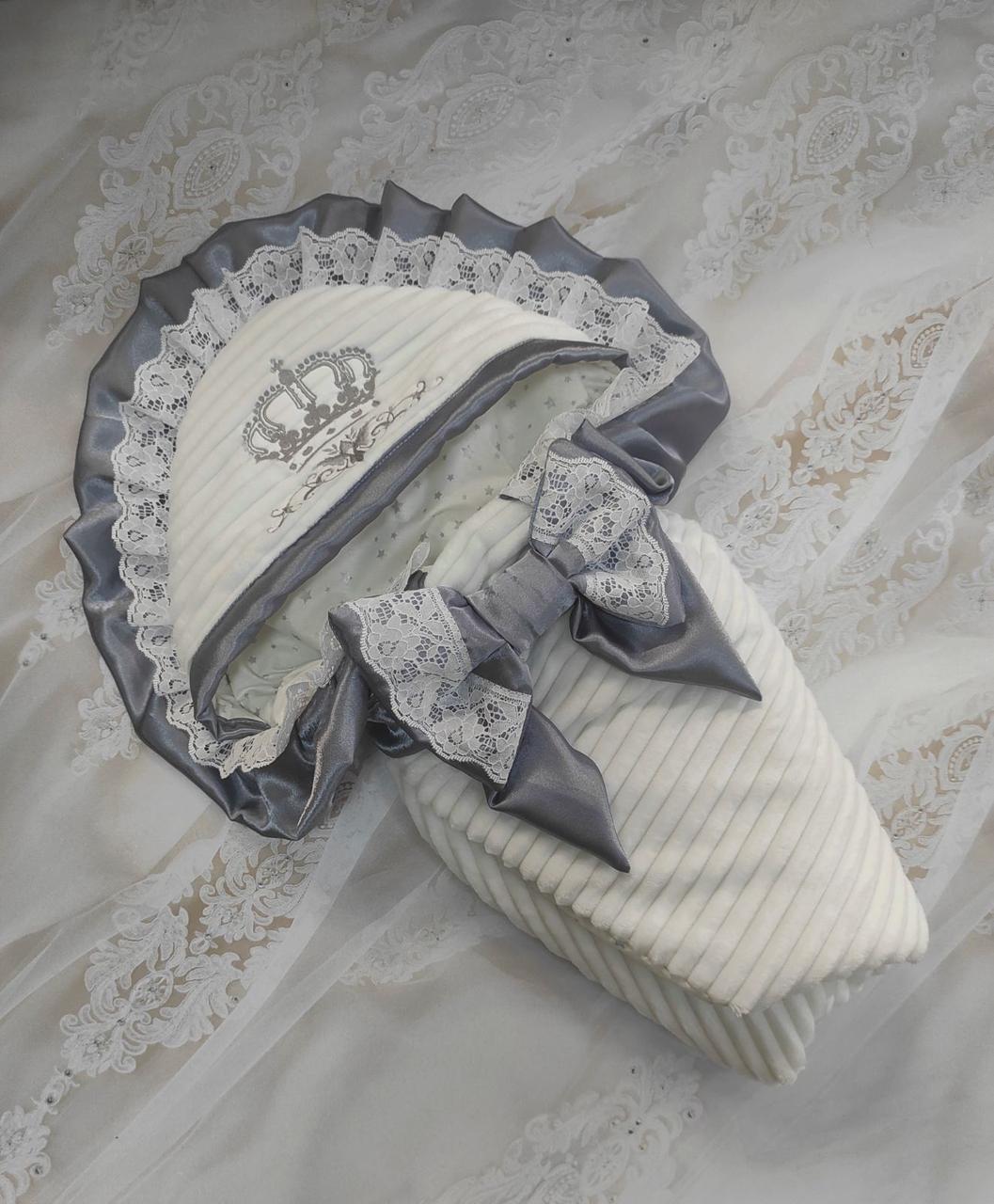 Ошатний плюшевий зимовий конверт на виписку, вишивка мережива рюші, білий + сірий, фото 1