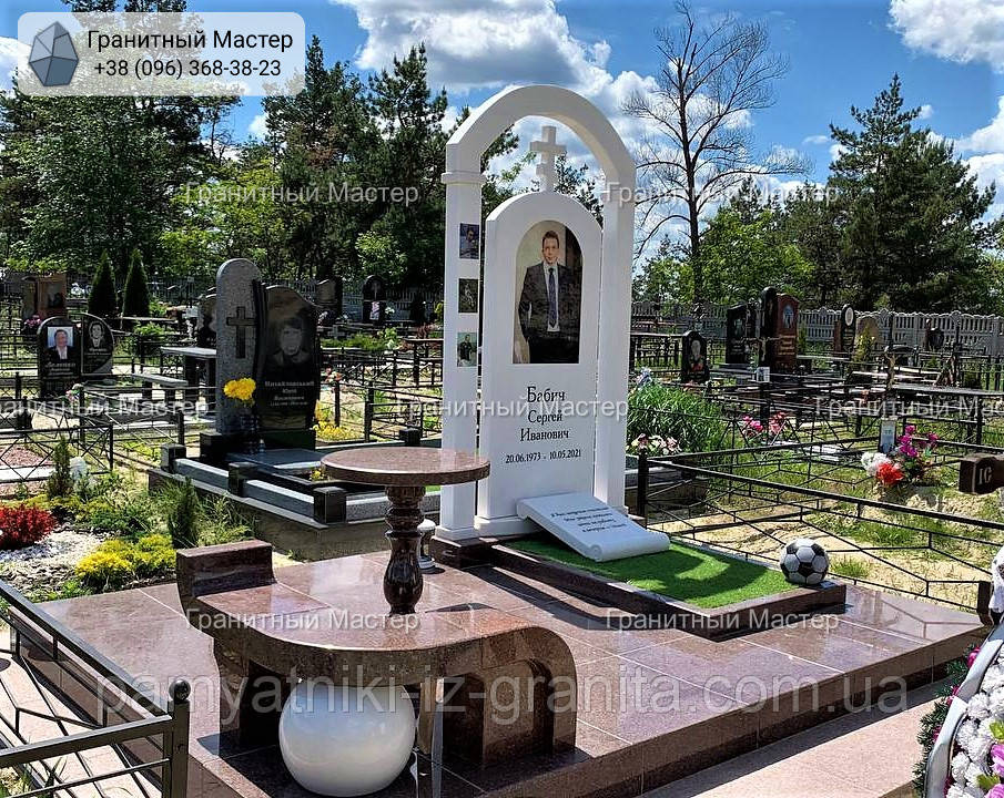 Сучасний елітний пам'ятник з мармуру чоловіку з кольоровим портретом та колонами № 134